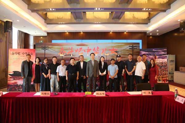 由中央新闻纪录电影制片厂（集团）出品，著名导演侯克明导演的舞台艺术电影《奋斗吧 中华儿女》今日登陆全国影院。该电影由舞台大型音乐舞蹈史诗《奋斗吧 中华儿女》二次创作而成。作为首部4K大型音乐舞