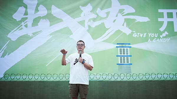 近日，由刘江江导演的现实题材影片《出入平安》正式开机，并释出“平安是福”版概念海报。去年暑期档，由黑马导演刘江江执导的电影《人生大事》获得17.12亿的总票房成绩，成为中国现实题材影片代表作之一。《出