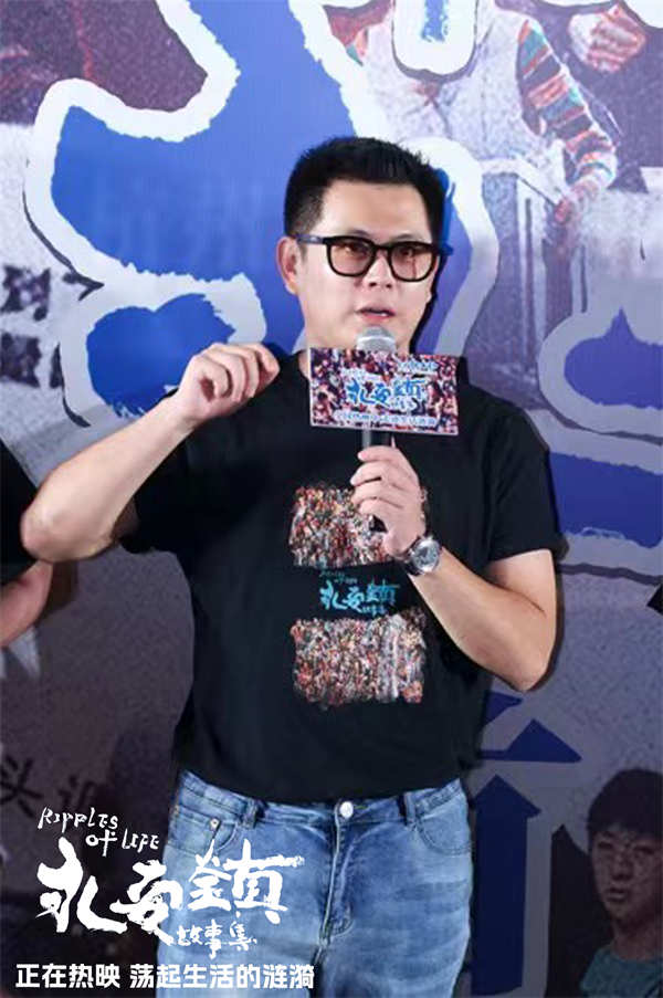 由魏书钧执导，康春雷、魏书钧编剧，杨子姗、黄米依、刘洋、康春雷领衔主演、梁鸣、杨瑾、杨平道、宋川、翟义祥、耿军、吴中天、黄旭峰、王佳佳等主演的电影《永安镇故事集》目前正在全国热映。电影围绕小镇故事展开