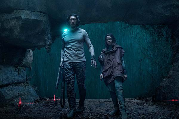 由索尼哥伦比亚影片公司出品的科幻惊悚力作《逃出白垩纪》（暂译）首曝预告及海报，人类飞船遭遇未知小行星撞机坠落，意外闯入6500万年前的史前地球，“大叔萝莉”开启惊悚大逃生模式！影片由《寂静之地》编剧史
