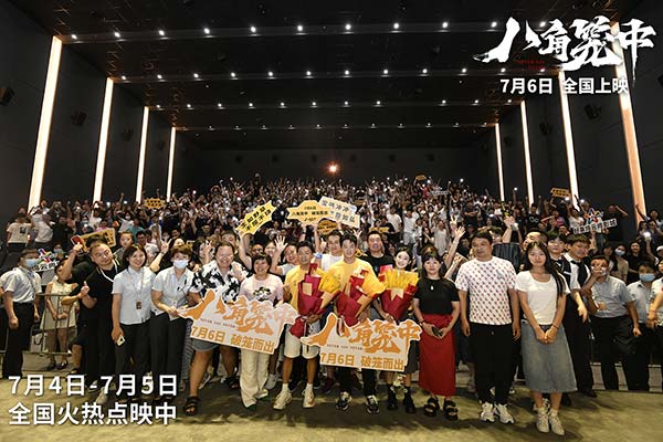 7月3日，《八角笼中》导演、领衔主演王宝强，领衔主演史彭元，主演张祎曈亮相郑州路演，与现场观众畅聊影片的创作及观影感受。从小在少林寺习武的经历让王宝强导演对河南倍感亲切，并直言河南就是自己的第二故乡，
