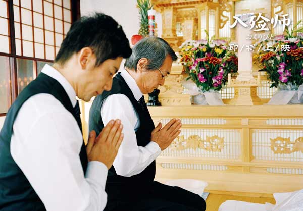“生死之间，感悟温暖。”今日，被誉为“影史经典”的奥斯卡最佳外语片《入殓师》，正式宣布4K修复版将引进内地。同时，电影曝光“离别曲”版海报，男主角深情演奏大提琴，身后的浓云向天空延伸，恰成为逝者身边萦