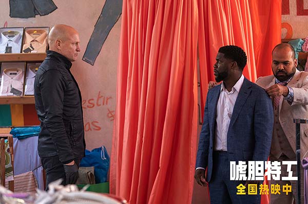 由美国哥伦比亚影片公司出品的好莱坞爆笑动作爽片《唬胆特工》跨年热映中，影片发布“撩汉天花板”片段，当“冷面杀手”多伦多遇上“佩妮”凯莉·库柯饰演的撩汉高手，秒变羞涩憨憨直男。面对眼神杀、搂腰、贴面等一