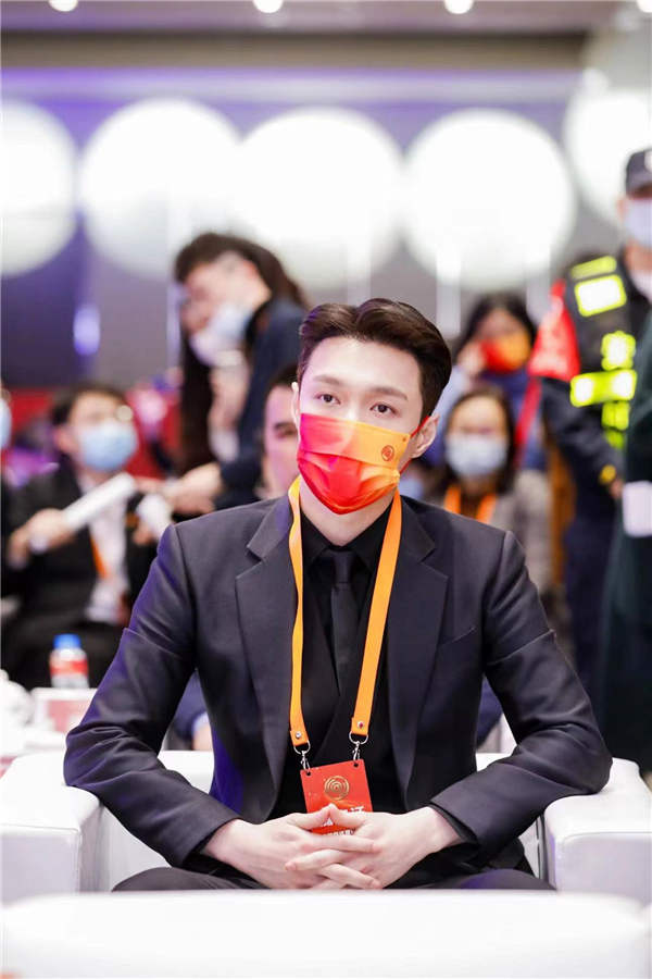 张艺兴出席中国网络媒体论坛 做有时代责任感的文艺工作者