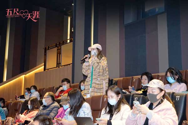 由贾斯汀·巴尔多尼执导，新生代演员海莉·路·理查森、科尔·斯普罗斯主演的美国青春爱情电影《五尺天涯》昨日在北京提前点映，浪漫率先来袭，纯爱满场、虐恋戳心，白色情人节必看的口碑爱情电影！《五尺天涯》