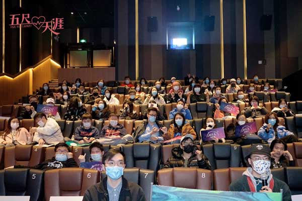 由贾斯汀·巴尔多尼执导，新生代演员海莉·路·理查森、科尔·斯普罗斯主演的美国青春爱情电影《五尺天涯》昨日在北京提前点映，浪漫率先来袭，纯爱满场、虐恋戳心，白色情人节必看的口碑爱情电影！《五尺天涯》