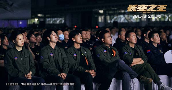 今日，热血励志大片《长空之王》正式开启全国路演，编剧、导演刘晓世，编剧桂冠，主演胡军、王子宸、芦鑫一同来到西安的中国飞行试验研究院和空军工程大学，与航空工业领导、试飞员群体、航空领域专家、航空事业一线