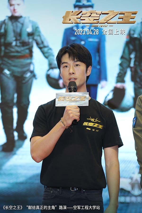 今日，热血励志大片《长空之王》正式开启全国路演，编剧、导演刘晓世，编剧桂冠，主演胡军、王子宸、芦鑫一同来到西安的中国飞行试验研究院和空军工程大学，与航空工业领导、试飞员群体、航空领域专家、航空事业一线