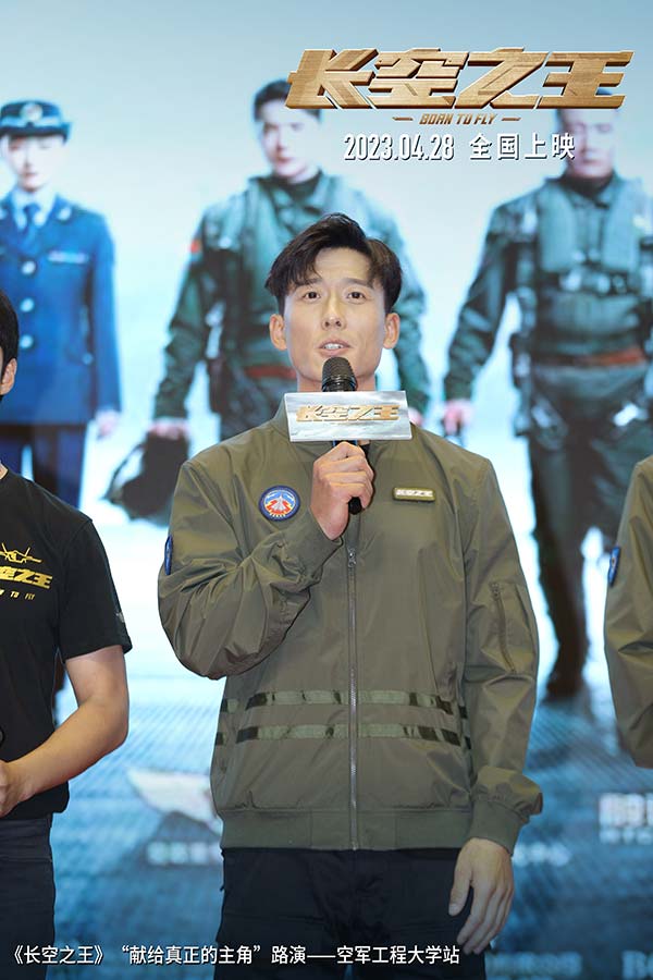 今日，热血励志大片《长空之王》正式开启全国路演，编剧、导演刘晓世，编剧桂冠，主演胡军、王子宸、芦鑫一同来到西安的中国飞行试验研究院和空军工程大学，与航空工业领导、试飞员群体、航空领域专家、航空事业一线