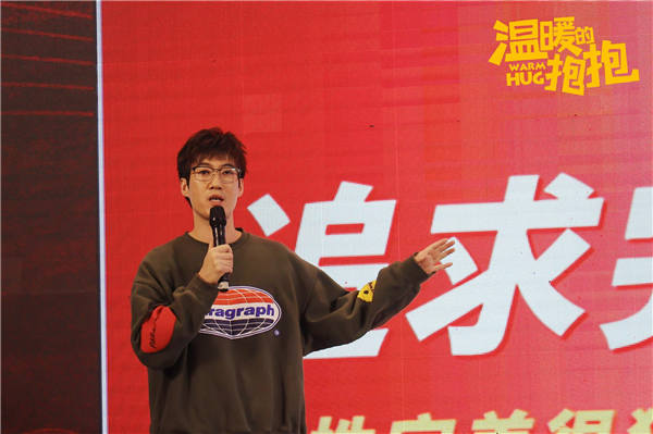10月30日，常远携自导自演的喜剧电影《温暖的抱抱》亮相在横店举办的第二十届全国院线国产影片推介会，分享了自己与影片主演沈腾、乔杉、马丽的温暖情义。“影片从剧本、拍摄到后期历经了4