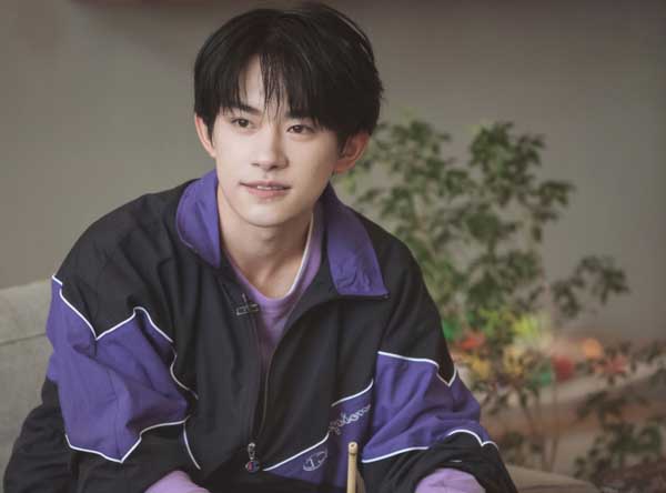 《朋友请听好》易烊千玺紫色拼接运动套装抢眼，完美诠释少年活力