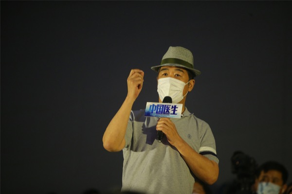 为中国共产党建党百年献礼、即将于7月9日上映的电影《中国医生》，于北京举办盛大首映礼。7月6日，电影《中国医生》总制片人于冬，导演、监制刘伟强，监制李锦文，领衔主演张涵予、袁泉、李晨、朱亚文，特别出演