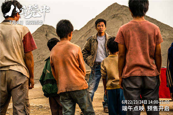 由王宝强执导、领衔主演的现实题材电影《八角笼中》今日开启全国预售，同时发布“破釜沉舟”版剧情预告及“笑对人生”版终极海报。预告片揭开了向腾辉“骗局”背后的付出，他用自己独特的方式为孩子们找到了一条人生