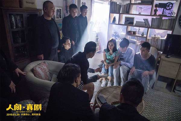 由孙周执导，艾伦、王智、鲁诺领衔主演，任达华、金士杰主演的喜剧电影《人间·喜剧》，今日发布第二支预告片，同时曝光全新海报及剧照。海报上，艾伦与王智饰演的夫妻二人无奈地坐在逼仄卧室床上，与漏水的天花板斗