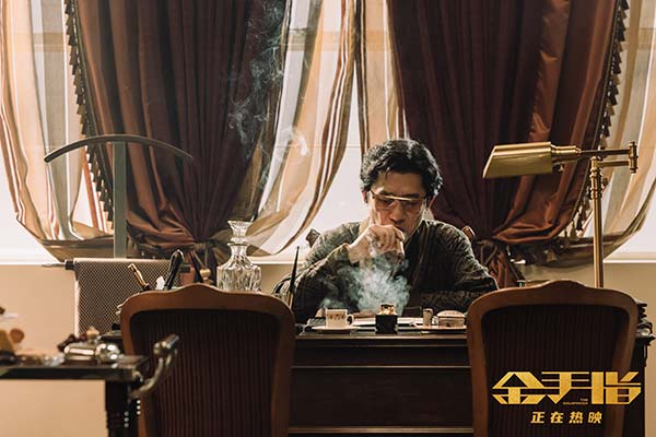 正在热映的电影《金手指》今日发布“玩得起”片段， 百亿大佬程一言（梁朝伟 饰）和高级调查官刘启源（刘德华 饰）在病房中上演紧张对峙，两人言语间相互交锋试探，紧绷气氛一触即发。这场金钱游戏，究竟谁能“玩