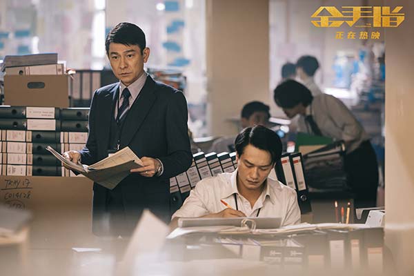 正在热映的电影《金手指》今日发布“玩得起”片段， 百亿大佬程一言（梁朝伟 饰）和高级调查官刘启源（刘德华 饰）在病房中上演紧张对峙，两人言语间相互交锋试探，紧绷气氛一触即发。这场金钱游戏，究竟谁能“玩