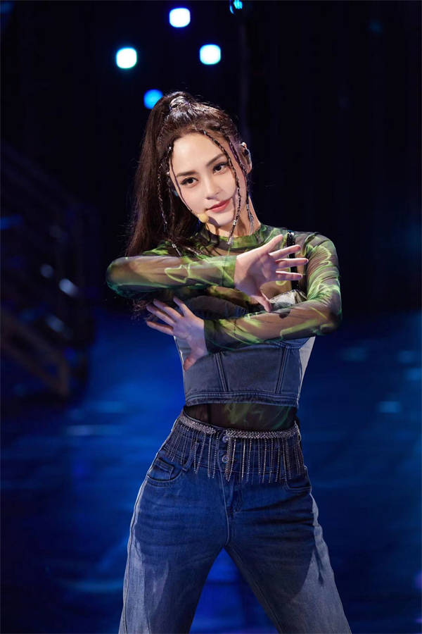 钟欣潼蔡卓妍《乘风破浪》首同台 三公《星星点灯》再现经典侧手翻引回忆杀