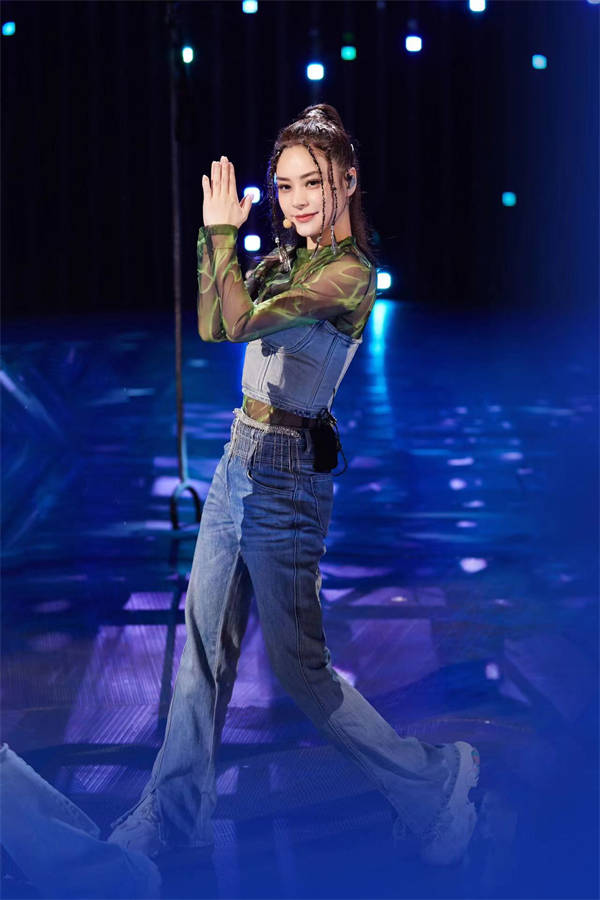 钟欣潼蔡卓妍《乘风破浪》首同台 三公《星星点灯》再现经典侧手翻引回忆杀