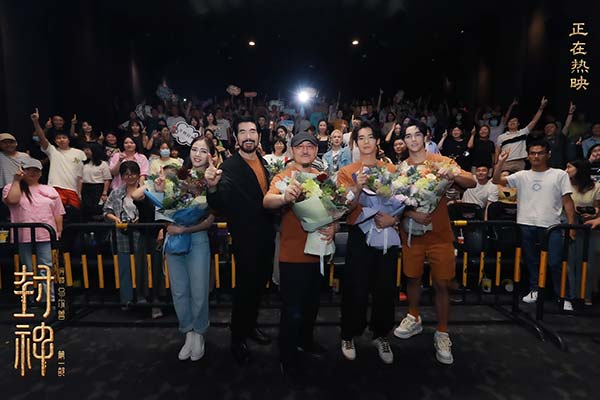 中国首部国民神话史诗电影《封神第一部》正在好评热映中，大批观众带着“封神超出预期”“封神值得”的震撼观影体验表示要二刷三刷，更开启“催更”模式呼唤《封神第二部》。在全国巡回礼南京站，现场观众纷纷对导演