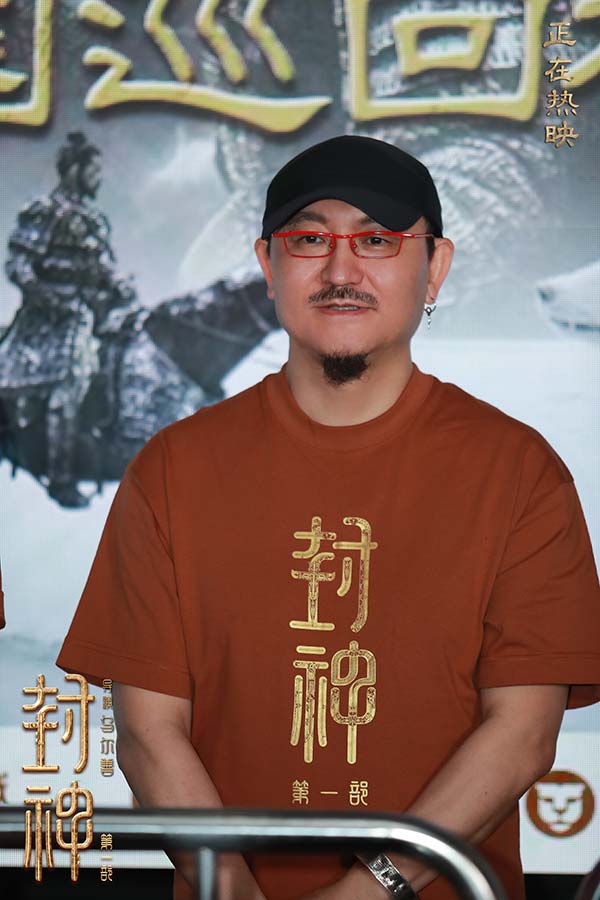 中国首部国民神话史诗电影《封神第一部》正在好评热映中，大批观众带着“封神超出预期”“封神值得”的震撼观影体验表示要二刷三刷，更开启“催更”模式呼唤《封神第二部》。在全国巡回礼南京站，现场观众纷纷对导演