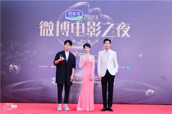 由章笛沙执导，史策、王皓领衔主演的原创奇幻爱情喜剧电影《透明侠侣》将于6月30日全国上映，6月8日、9日、10日，电影《透明侠侣》剧组主创章笛沙、史策、王皓接连亮相2023抖音电影奇遇夜、第25届上海
