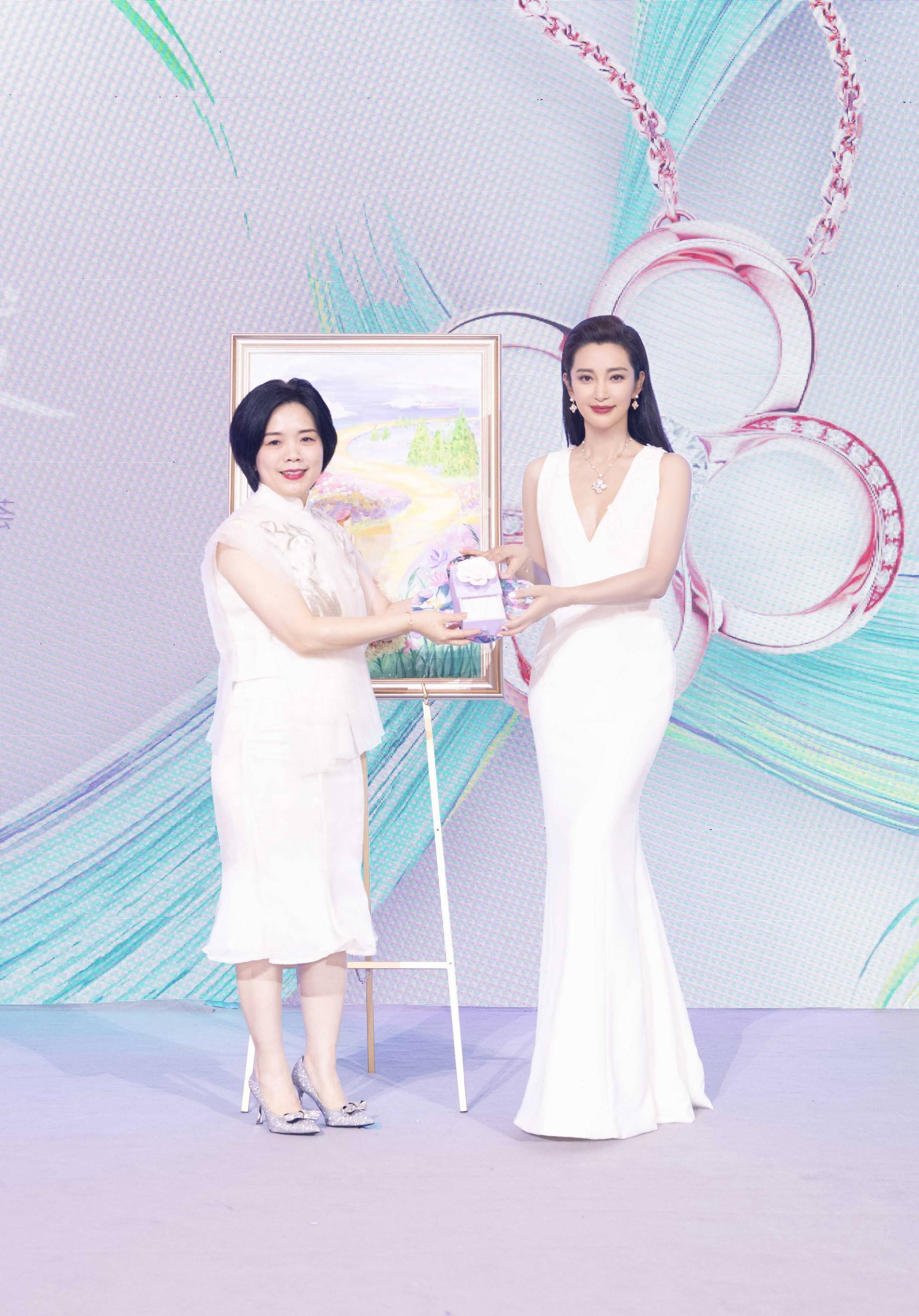 与李冰冰共赏周大福青春88主题展