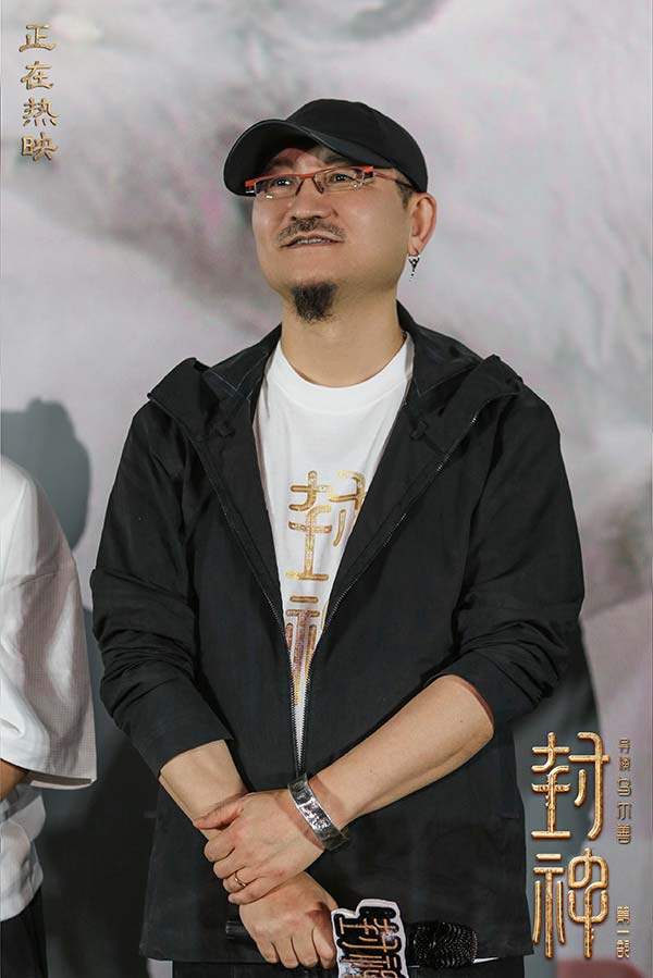国民神话史诗电影《封神第一部》全国巡回礼哈尔滨站现场，导演乌尔善，主演费翔、于适、娜然、侯雯元、黄曦彦、杨玏、单敬尧，声音指导赵楠出席现场活动，分享了关于服设巧思、演员角色塑造的众多幕后细节。影片由乌