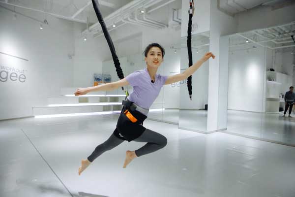 黄圣依杨子“空中芭蕾” 夫妻合体挑战室内蹦极