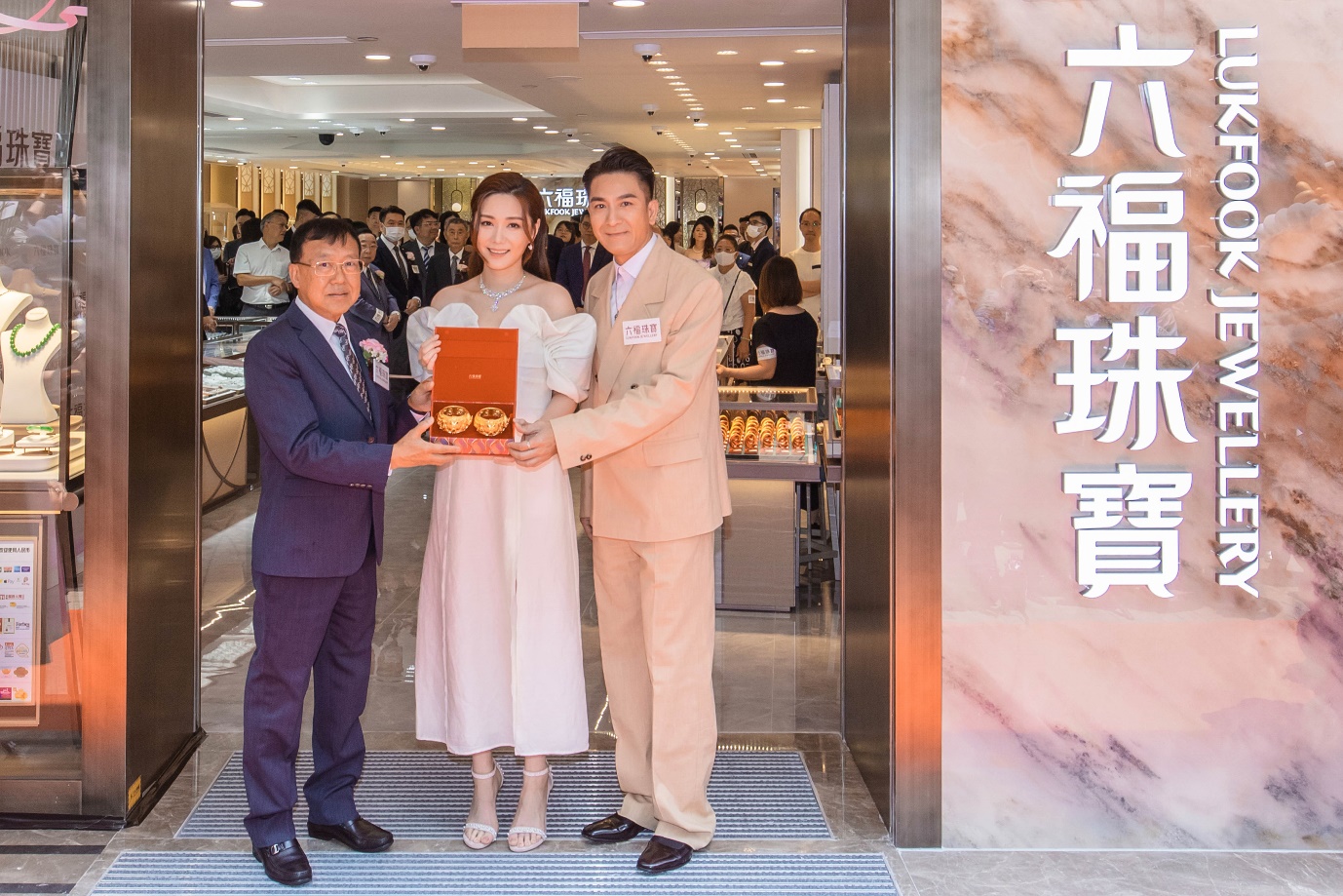 视帝马国明及汤洛雯情侣档主持六福珠宝香港尖沙咀新港中心全新形象店开幕仪式