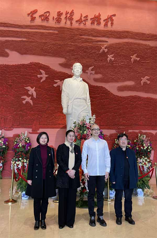 歌手平安参加学雷锋纪念日活动 再唱经典《我爱你中国》