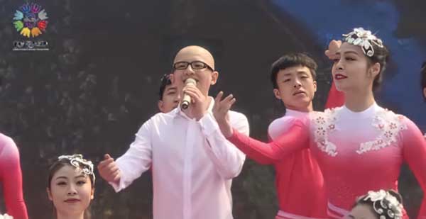 歌手平安参加学雷锋纪念日活动 再唱经典《我爱你中国》