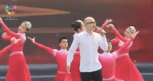 歌手平安参加学雷锋纪念日活动 再唱经典《我爱你中国》