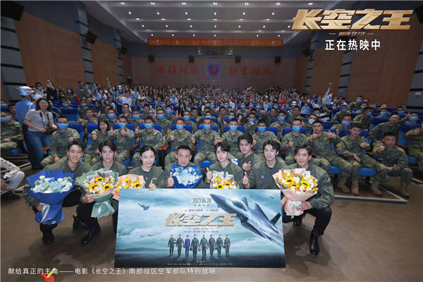 热血励志大片《长空之王》上映次日票房9700万，总票房2.14亿，场次占比、黄金场次持续第一。淘票票评分9.7分、猫眼评分9.6分。“又燃又好哭”，“热血刺激”，影片收获了观众们的一致好评。今日，影片