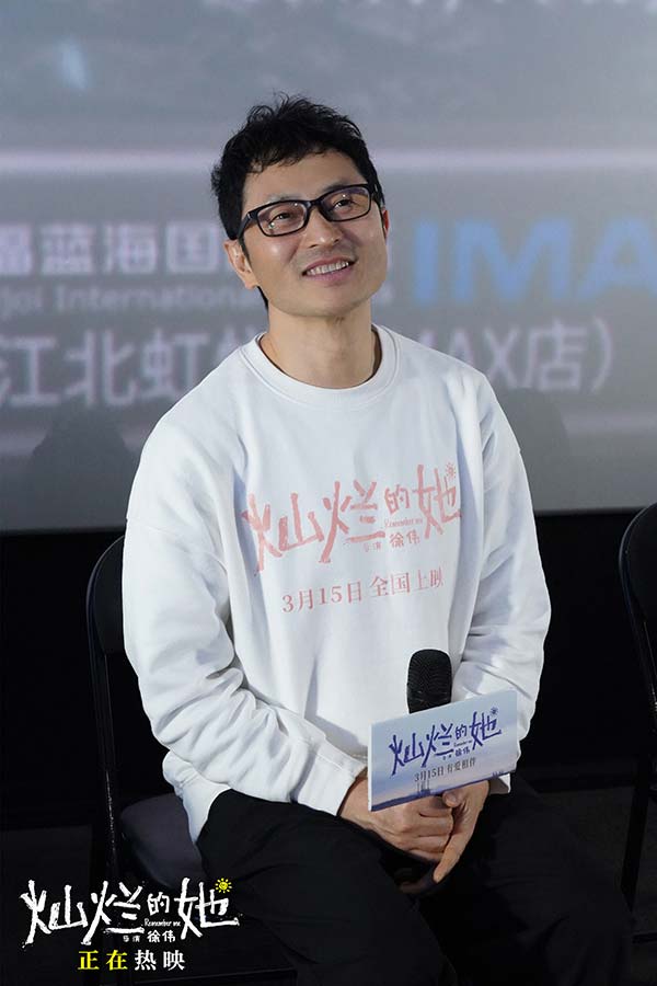 讲述动人祖孙亲情的电影《灿烂的她》正在全国热映中。昨日，导演徐伟、领衔主演惠英红与主演胡宝森来到路演最后一站南京与当地观众见面，畅聊观影感受，惠英红甚至还在现场化身“女战神”，挥起铲子上演“三打”胡宝