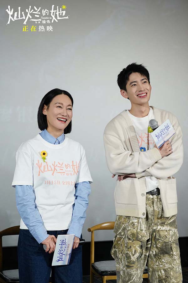 讲述动人祖孙亲情的电影《灿烂的她》正在全国热映中。昨日，导演徐伟、领衔主演惠英红与主演胡宝森来到路演最后一站南京与当地观众见面，畅聊观影感受，惠英红甚至还在现场化身“女战神”，挥起铲子上演“三打”胡宝