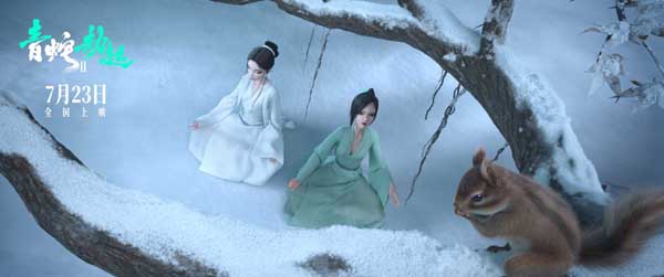 追光动画新作《白蛇2：青蛇劫起》即将在7月23日全国上映，在最新发布的“致敬《青蛇》新媒体海报”中，小青小白在幻境的水岸边匍匐于地，抬头仰望天空，向徐克版《青蛇》致敬。影片讲述小白被法海镇压在雷峰塔后