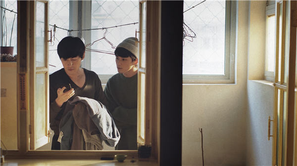 由曹保平监制、刘伽茵导演编剧的电影《不虚此行》将于9月9日全国上映，预售火热进行中。该片获得第25届上海国际电影节金爵奖主竞赛单元最佳导演、最佳男演员两项大奖。影片讲述落魄编剧闻善（胡歌 饰）为谋生转
