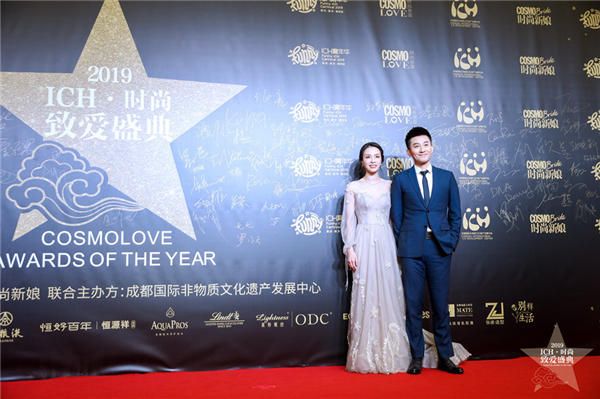 吴敏霞张效诚夫妇亮相时尚盛典 获封“年度幸福偶像”