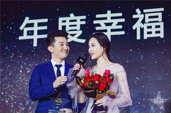 吴敏霞张效诚夫妇亮相时尚盛典 获封“年度幸福偶像”