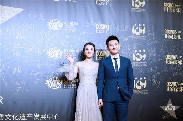 吴敏霞张效诚夫妇亮相时尚盛典 获封“年度幸福偶像”