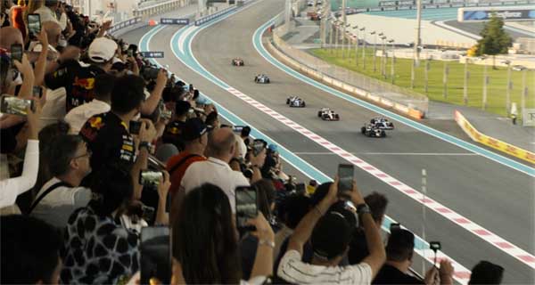 《F1：狂飙飞车》曝中国独家预告海报 布拉德・皮特携顶级大片燃爆暑期