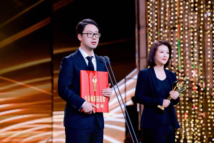 由金牌编剧董润年导演并编剧，演员白客携手黄渤、王珞丹、谭卓等主演的现实主义爱情话题大片《被光抓走的人》昨日曝光终极预告。演员白客化身“被光剩下的人”，在片中将迷惘、心事重重的情绪展现在观众面前，令人好
