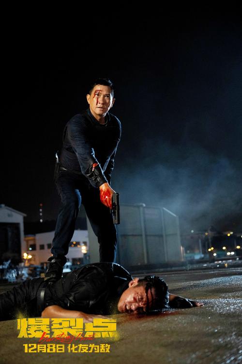 2023年度最“疯”动作巨制《爆裂点》自上映以来,许多观众被影片的癫狂尺度和爆裂场面震撼到直呼“有老港片的味道”、“今年度最生猛港片”,更是被盛赞“今年不去电影院看就后悔系列没有之一!”与此同时,《爆