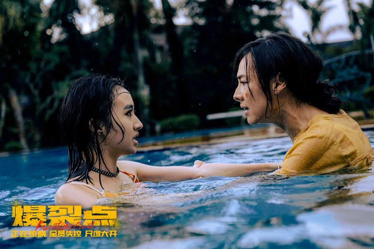 2023年度最“疯”动作巨制《爆裂点》自上映以来,许多观众被影片的癫狂尺度和爆裂场面震撼到直呼“有老港片的味道”、“今年度最生猛港片”,更是被盛赞“今年不去电影院看就后悔系列没有之一!”与此同时,《爆