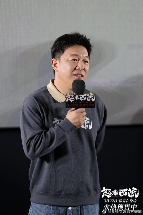 昨日，由金牌编剧董润年导演并编剧，黄渤、王珞丹主演，焦俊艳、黄觉等友情出演的现实主义爱情话题大片《被光抓走的人》，发布了终极版预告片。演员焦俊艳成为这座淡漠城市中“被光剩下的人”，身陷爱情的迷局里探寻